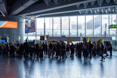 Terminal 3 Frankfurt'un yapımını protesto eden insanlar