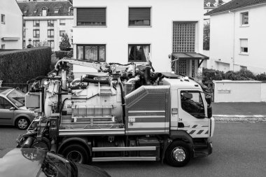 Yeni Kanalizasyon kamyonu şehir caddesinde çalışma sürecinde