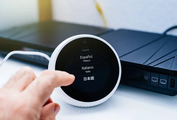 Installation av Smart Speaker Amazon ECHO med Alexa — Stockfoto