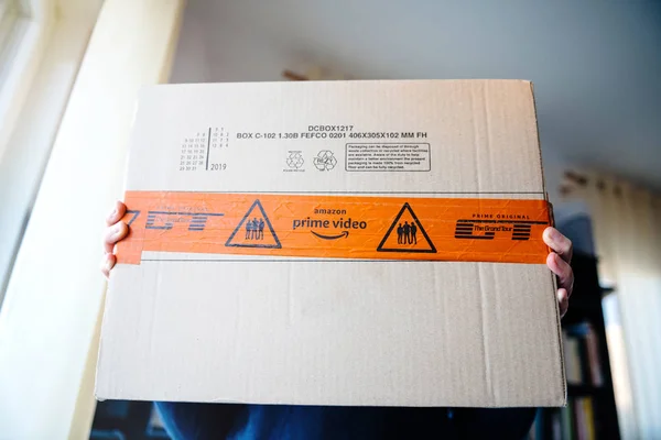 Vrouw met Amazon Prime karton pakket — Stockfoto