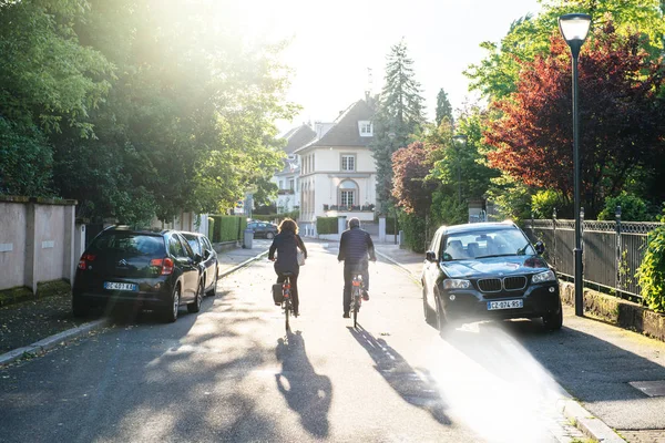 Велоспорт заднього виду на французькій вулиці — стокове фото