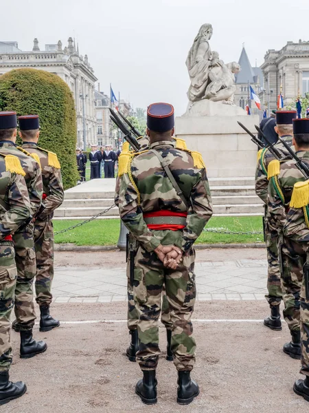 Soldiers from US and France with flags at parade on 8th of may — Stock Photo, Image