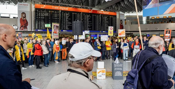Ludzie protestują przeciwko budowie terminalu 3 we Frankfurcie — Zdjęcie stockowe