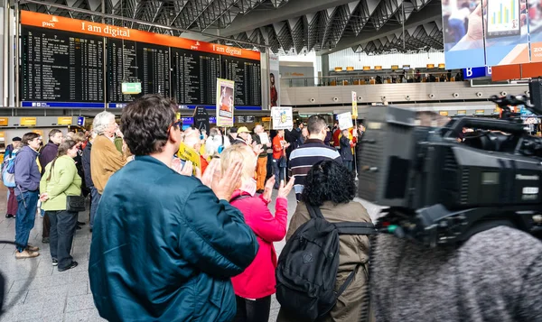 Люди протестують проти будівництва терміналу 3 Франкфурт — стокове фото