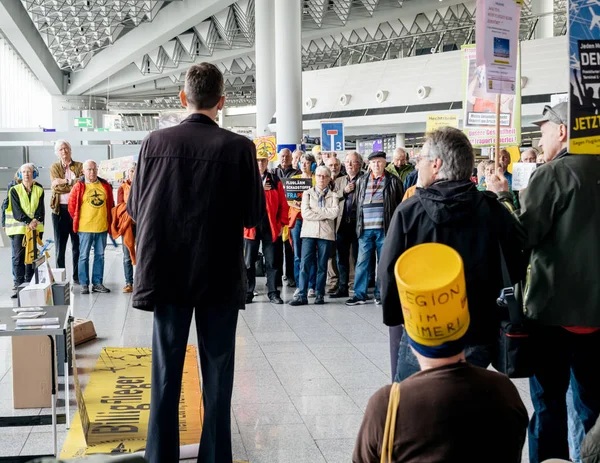 Люди протестують проти будівництва терміналу 3 Франкфурт — стокове фото