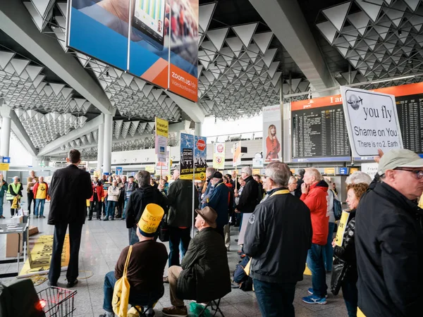 Люди протестують проти будівництва терміналу 3 Франкфурт — стокове фото