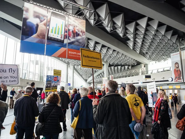 Terminal 3 Frankfurt'un yapımını protesto eden insanlar — Stok fotoğraf