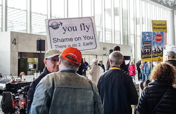 Terminal 3 Frankfurt'un yapımını protesto eden insanlar — Stok fotoğraf