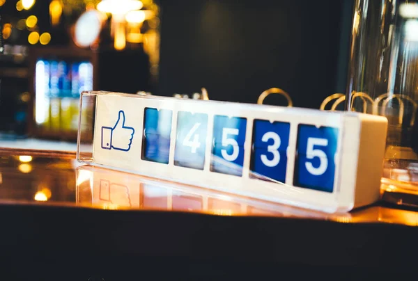Całkowity licznik polubień dla Facebooka na stole w restauracji bar — Zdjęcie stockowe