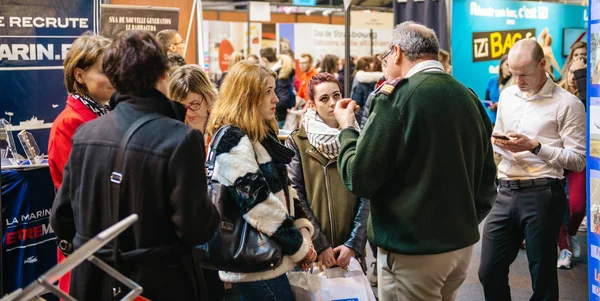 Utbildnings mässa i Frankrike med personer som lyssnar — Stockfoto