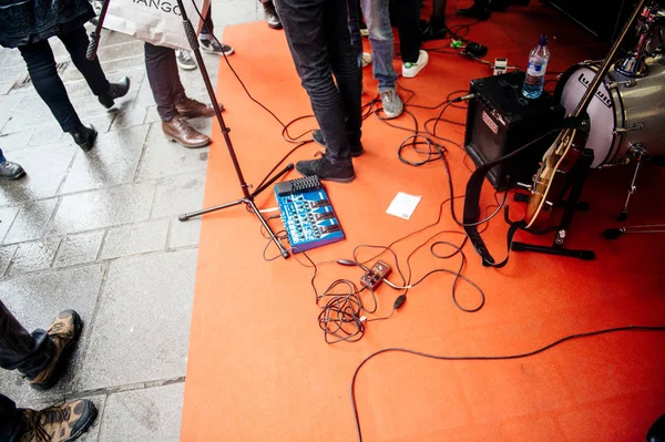 Audio cables on the red carpet at public street event — Stock Photo, Image