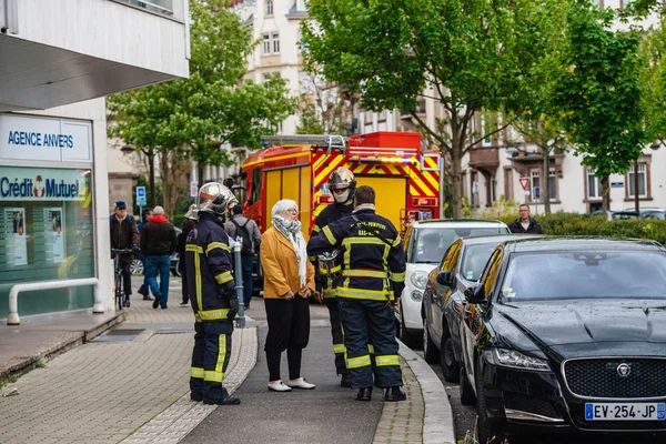 Firefighters sapeurs pompiers talking with woman — Stock Photo, Image