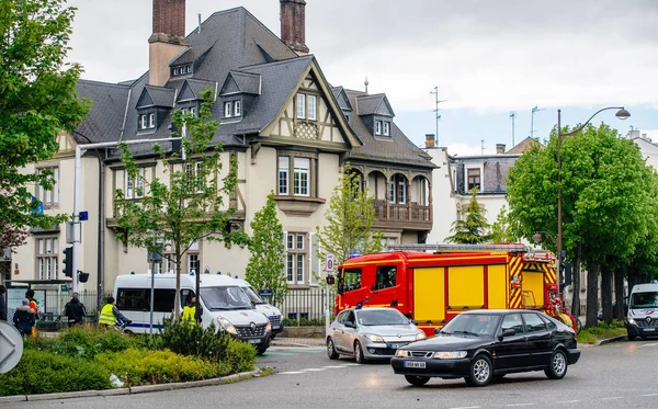 Police officers and firefighter closing Rue Schweighaeuser — Stock Photo, Image