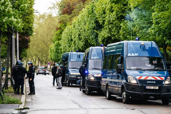 Escuadrón de oficiales de policía de armas de fuego asegurando la entrada al Consejo de Europa — Foto de Stock