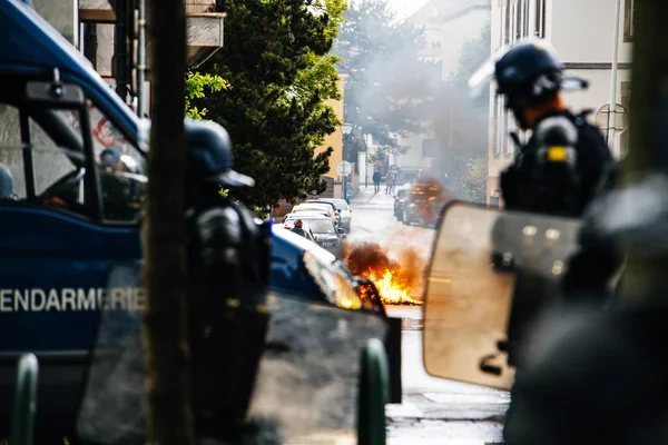 Police officers and street bin fire on Rue Rene Schickele — Stock Photo, Image