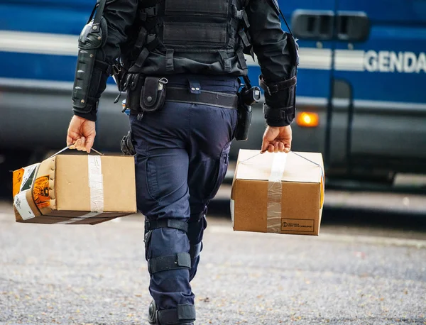 Ufficiale di polizia francese che trasporta bombe a mano forniture — Foto Stock