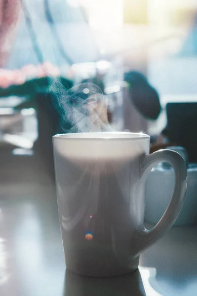 Colpo di stato bianco di caffè tè sulla tavola vapore vapore tè caffè fumante — Foto Stock