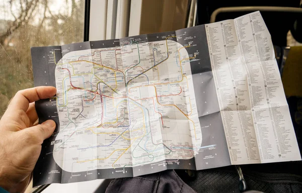 Hombre leyendo en rápido RER mapa de tren de Metro de París —  Fotos de Stock