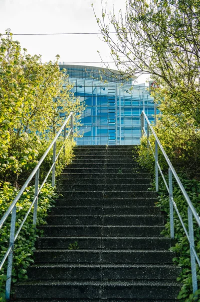 Escaleras vacías con fachada del Parlamento Europeo — Foto de Stock