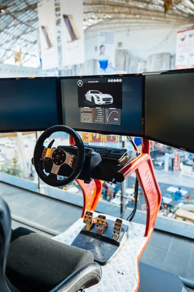 Configuración de pantalla triple con volante y pedales juegos de carreras —  Fotos de Stock