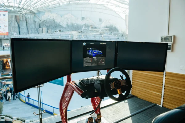 Potrójna konfiguracja ekranu z kierownicą i pedałami gry wyścigowe — Zdjęcie stockowe