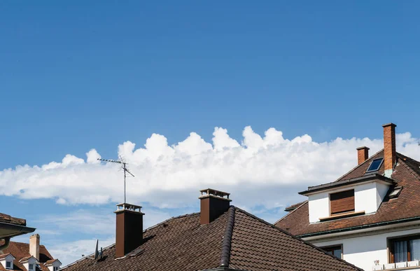 Blå himmel och fluffiga moln hus hemma fastighet — Stockfoto