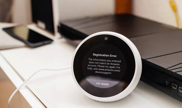 Installation of smart speaker Amazon Echo with Alexa — Stock Photo, Image