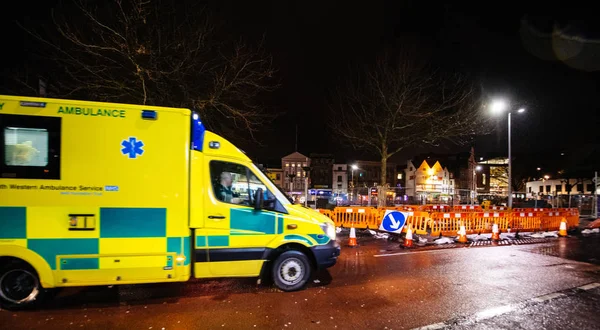 Sarı Nhs ambulansı hızla Londra 'ya gidiyor. — Stok fotoğraf