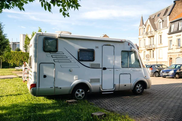 Hymermobil RV furgoneta blanca estacionada en la ciudad —  Fotos de Stock