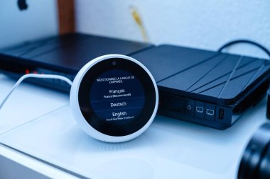 Alexa ile akıllı hoparlör Amazon Echo dil seçin