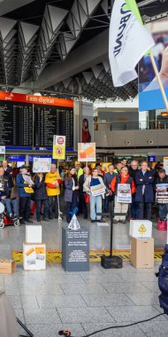 Terminal 3 Frankfurt'un yapımını protesto eden insanlar