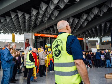 Terminal 3 Frankfurt'un yapımını protesto eden insanlar