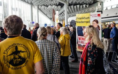 Terminal 3 Frankfurt'un yapımını protesto eden Alman vatandaşları