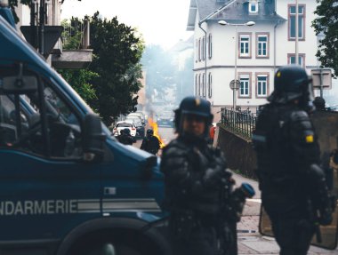 Göz yaşartıcı gaz maskesi ile iki polis memuru rue Rene Schickele