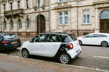 Sokakta park beyaz Mercedes Smart araba