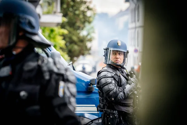 Policía con máscara de gas lacrimógeno rue Daniel Hirtz —  Fotos de Stock