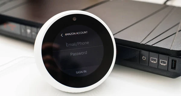 Установка Smart спікер Amazon відлуння з Alexa — стокове фото