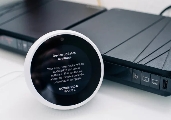 Installatie van Smart speaker Amazon echo met Alexa — Stockfoto