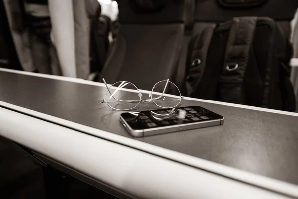 Gafas gafas tren viaje interior mesa —  Fotos de Stock