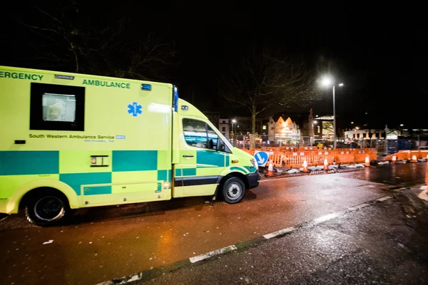 Amarelo NHS ambulância dirigindo rápido Londres — Fotografia de Stock