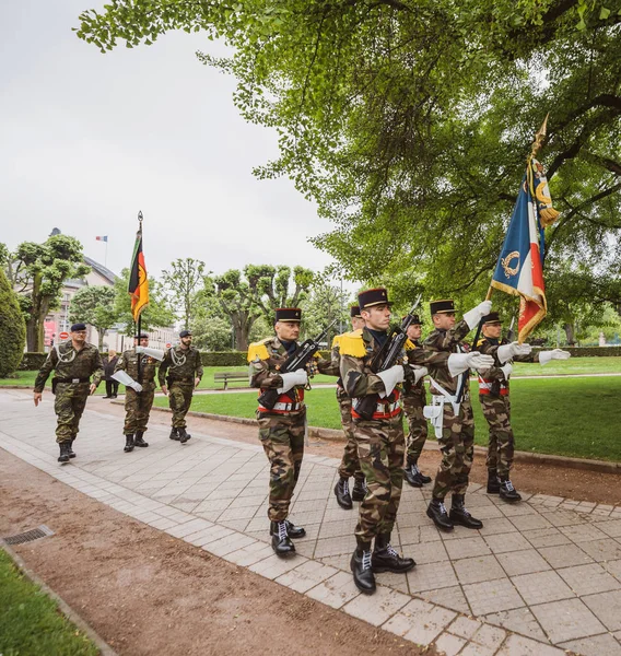 5月8日のパレードで旗を持つアメリカとフランスの兵士 — ストック写真