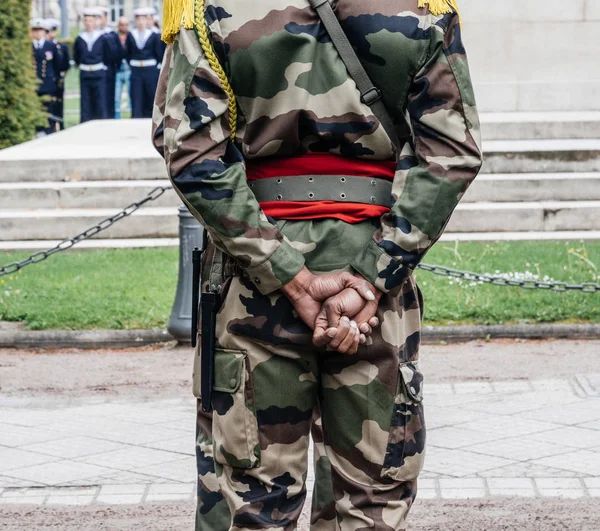 Bakifrån av oigenkännlig svart etnicitet soldat som hyllar — Stockfoto