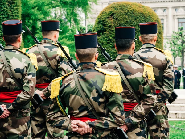 5월 8일 퍼레이드에서 깃발을 들고 있는 우리와 프랑스의 병사들 — 스톡 사진