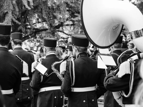 Soldater från USA och Frankrike med flaggor på parad den 8 maj — Stockfoto