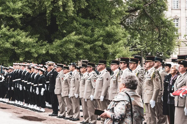 5月8日のパレードで旗を持つアメリカとフランスの兵士 — ストック写真