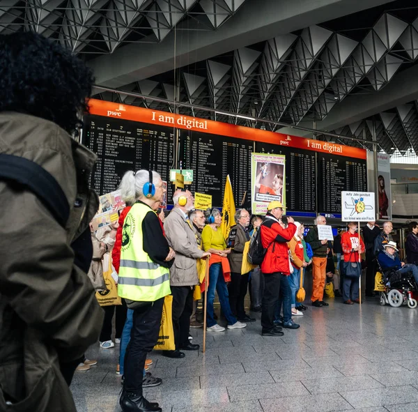 Personas que protestan contra la construcción de la Terminal 3 Frankfurt — Foto de Stock