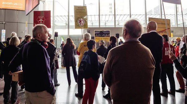 Terminal 3 Frankfurt'un yapımını protesto eden insanlar — Stok fotoğraf