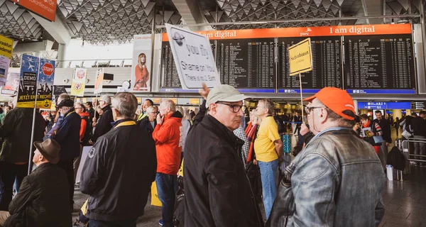 Люди протестують проти будівництва терміналу 3 Франкфурт — стокове фото