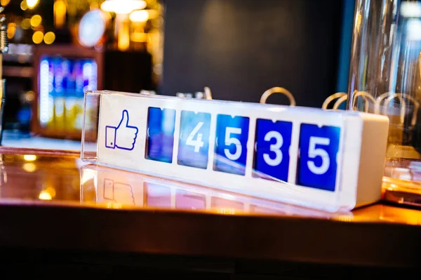 Total le gusta contador de Facebook en la mesa del restaurante bar — Foto de Stock