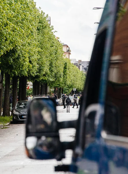 Polisen skåpbilar secruing Street under gula västar protest — Stockfoto